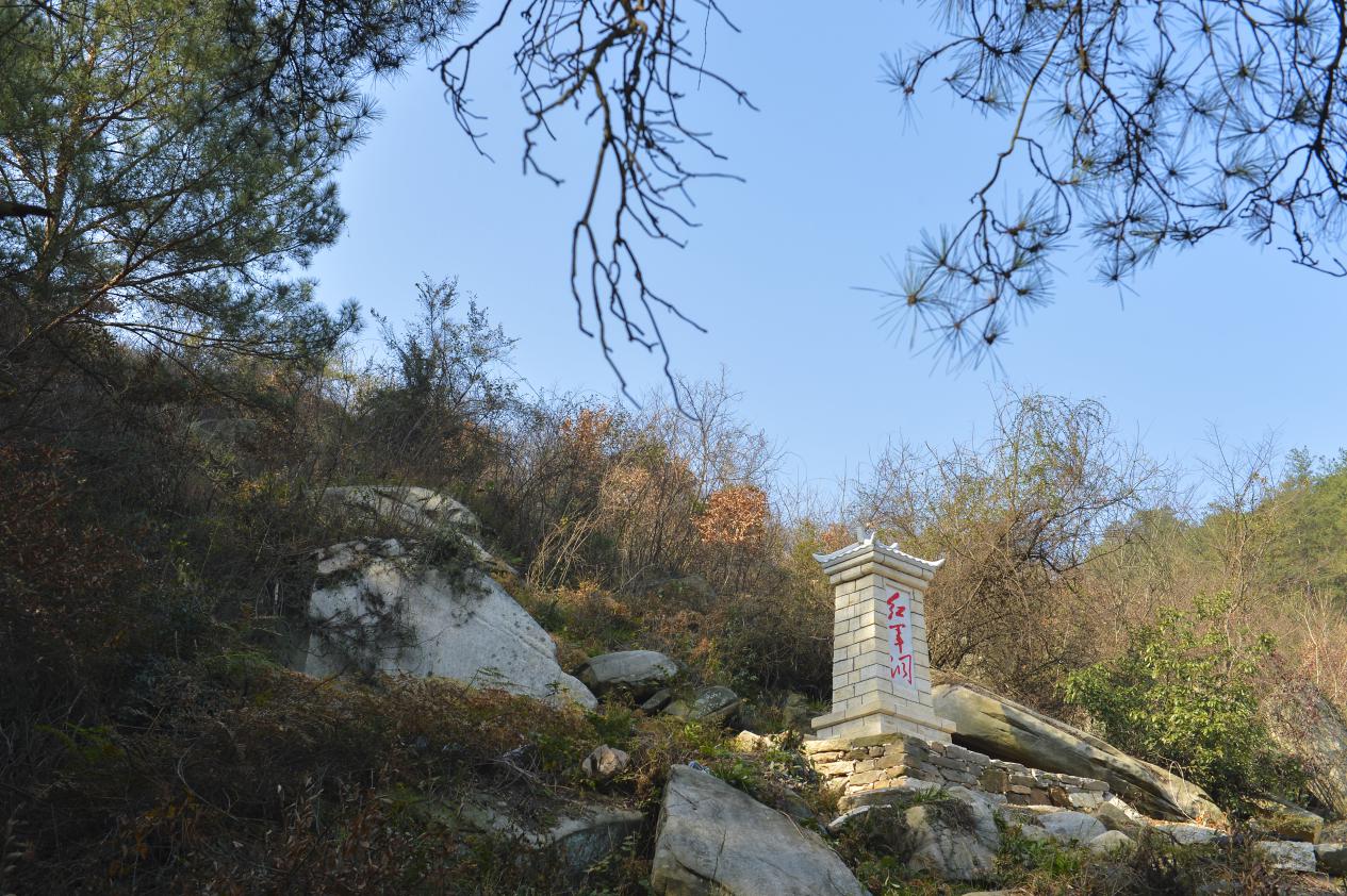 首页>新县融媒体中心>正文>"红军洞"群旧址位于郭家河乡湾店村潘湾组