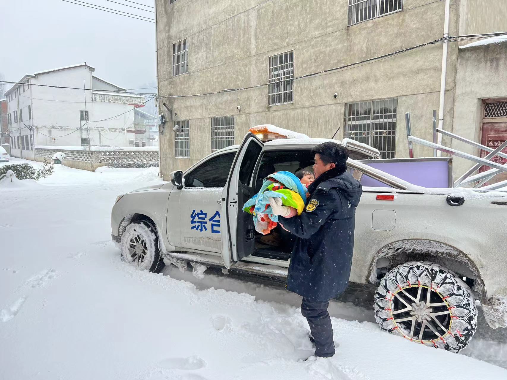 新县沙窝镇凛冽寒冬浓情暖流守护风雪回家路