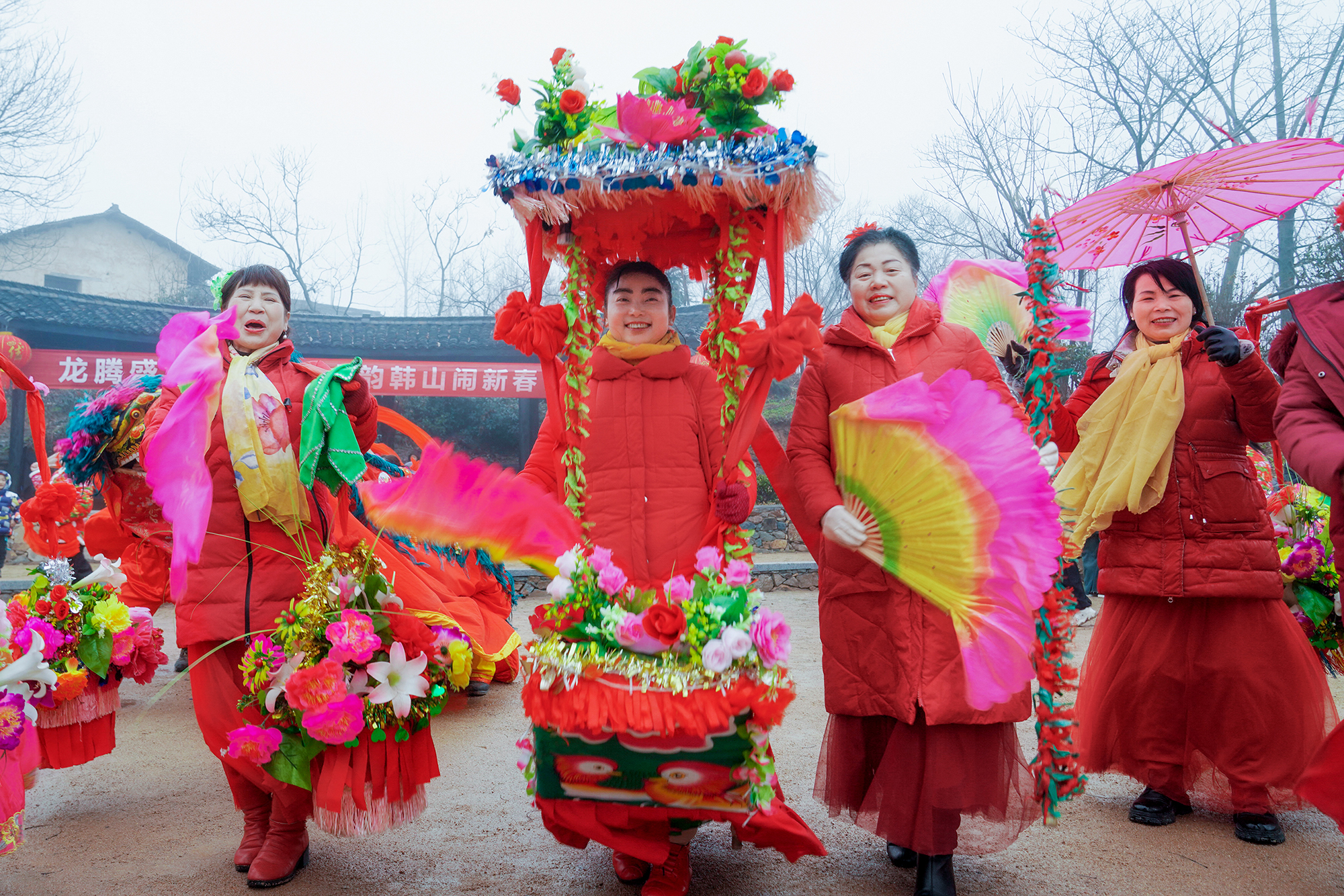 河南新县龙腾盛世喜气扬古韵韩山闹新春