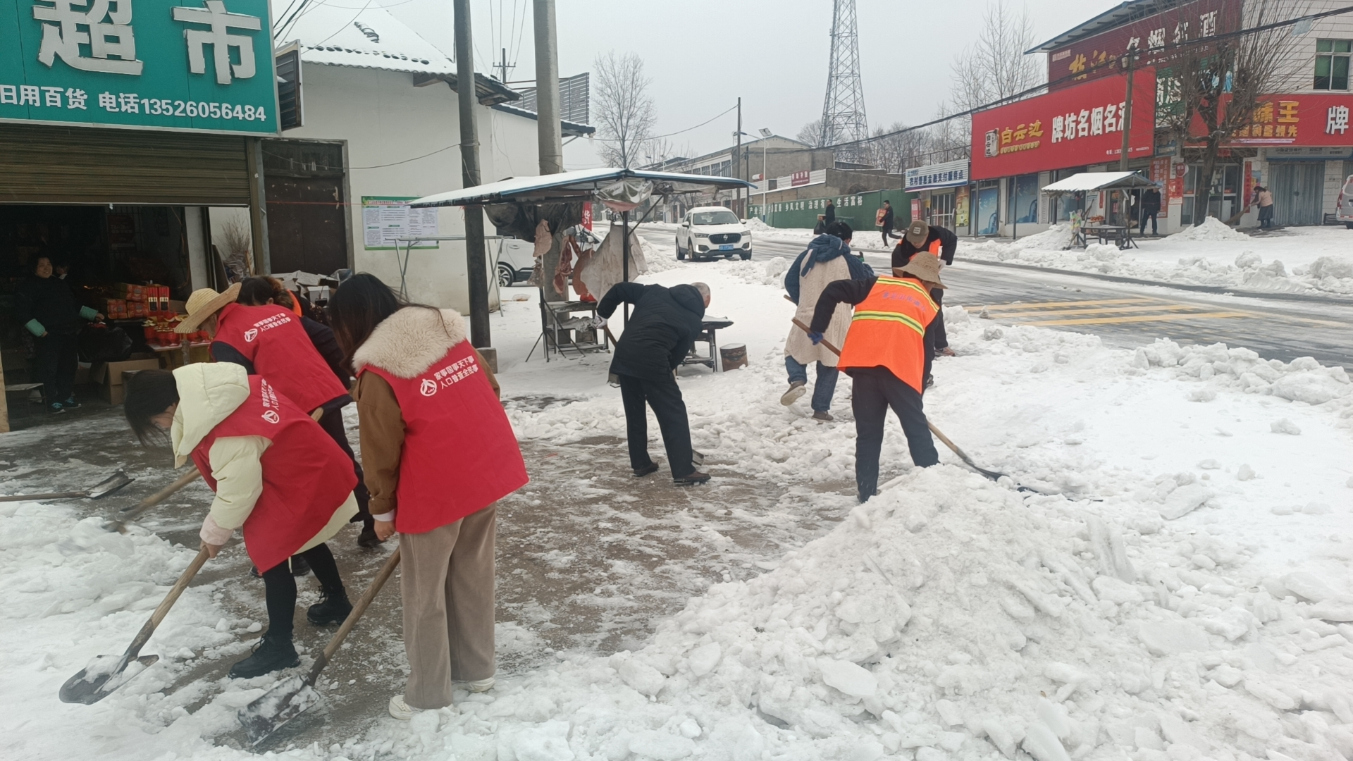 新县金兰山街道以动制冻扫雪除冰保通畅