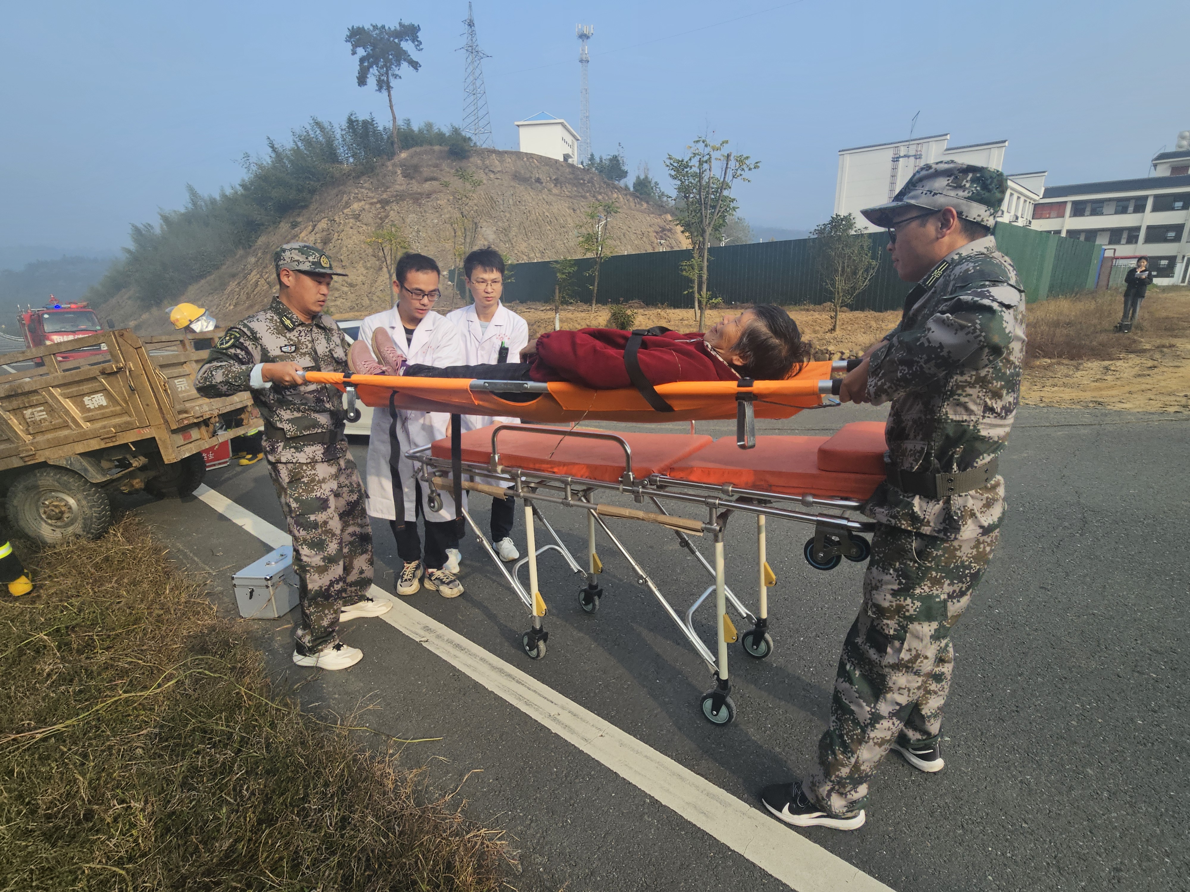 新县田铺乡开展"道路交通安全事故"应急演练活动