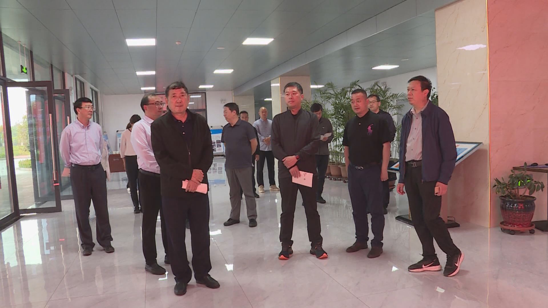 首页>头条>正文>孙占生一行先后来到北京市农林科学院西峡食用菌科研