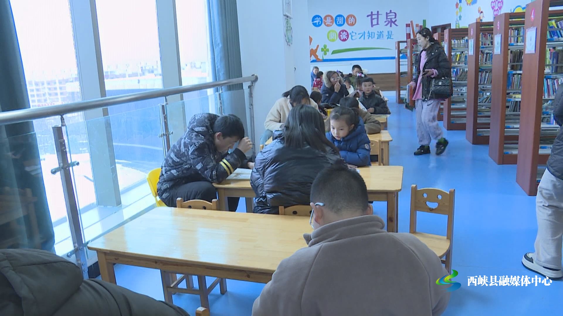 在少儿图书馆的阅览区,不少中小学生读者落座其中,或津津有味地畅读