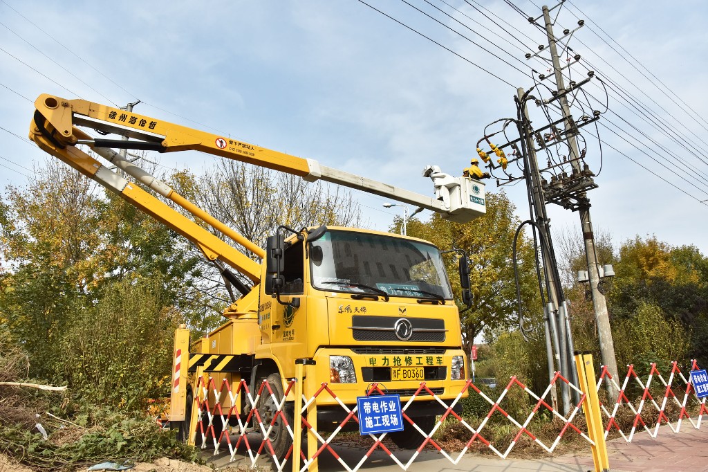 国网浚县供电公司带电作业急抢修优化环境电不休