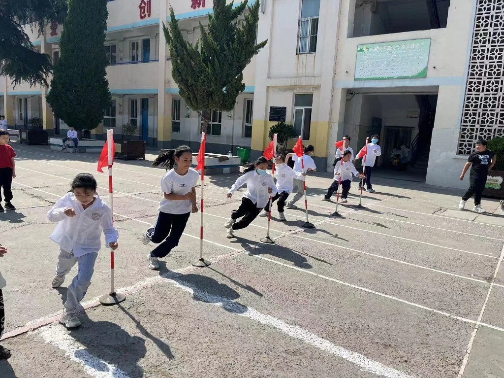 浚县第二实验小学举办夏季趣味运动会