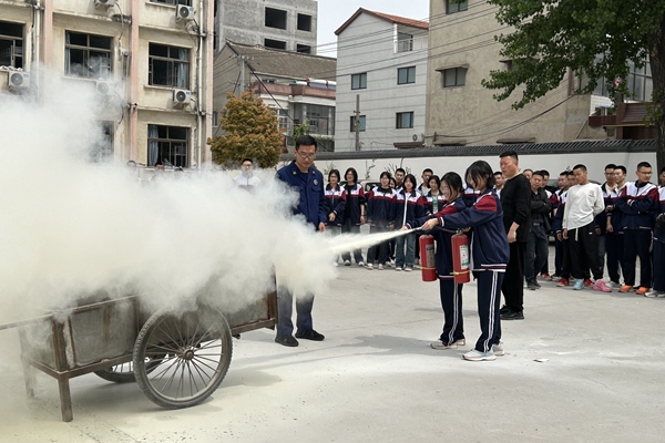 浚县消防救援大队深入辖区学校开展消防安全培训演练