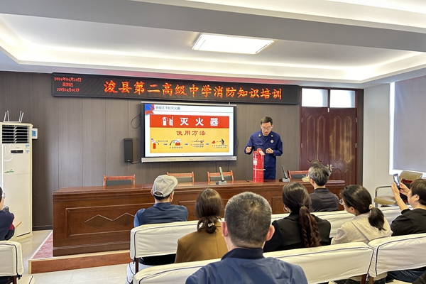 浚县消防救援大队深入辖区学校开展消防安全培训演练