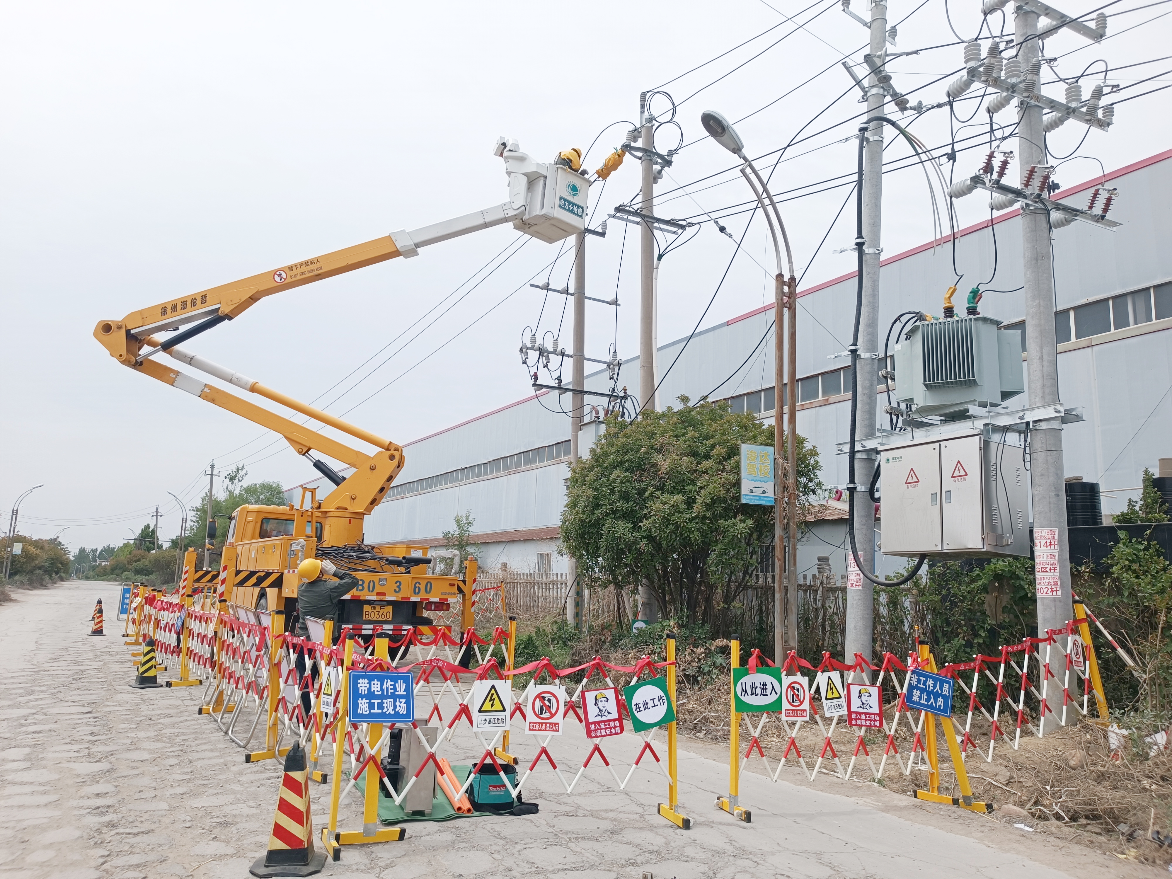 国网浚县供电公司:高空带电作业忙 可靠用电有保障