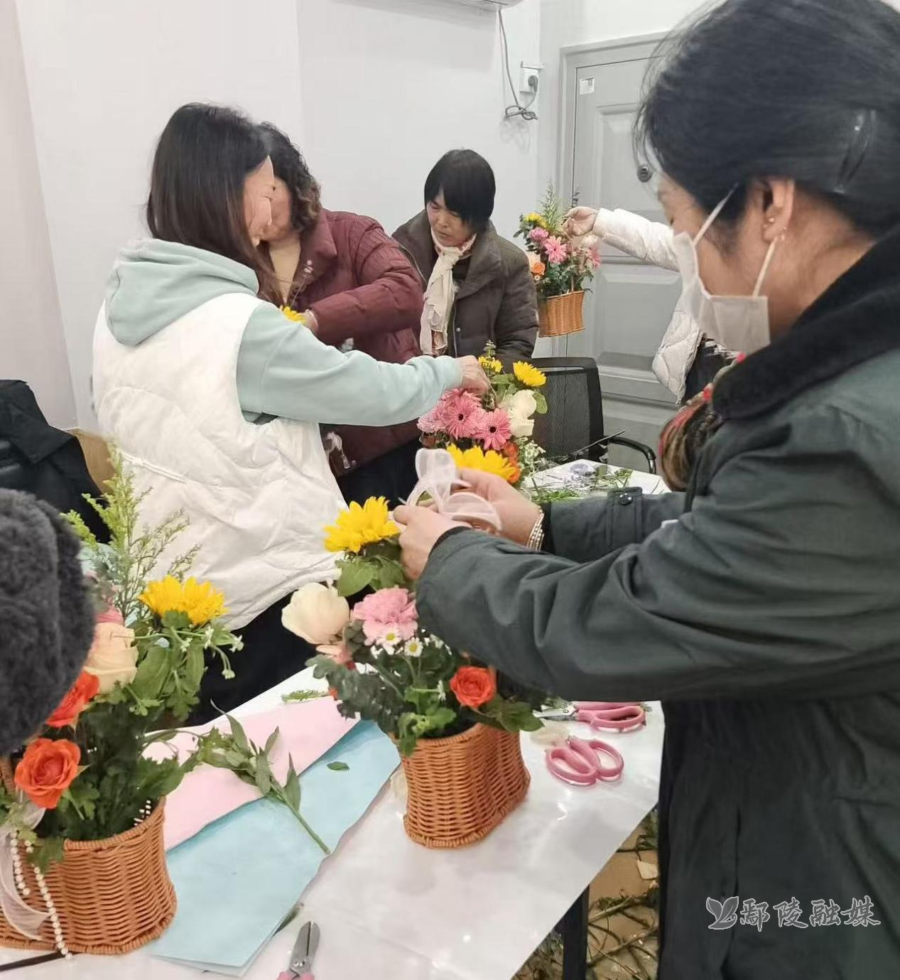 鄢陵县张桥镇举办庆祝三八妇女节主题插花活动