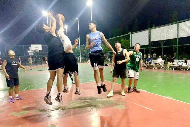 市民正在体育馆打篮球 .jpg