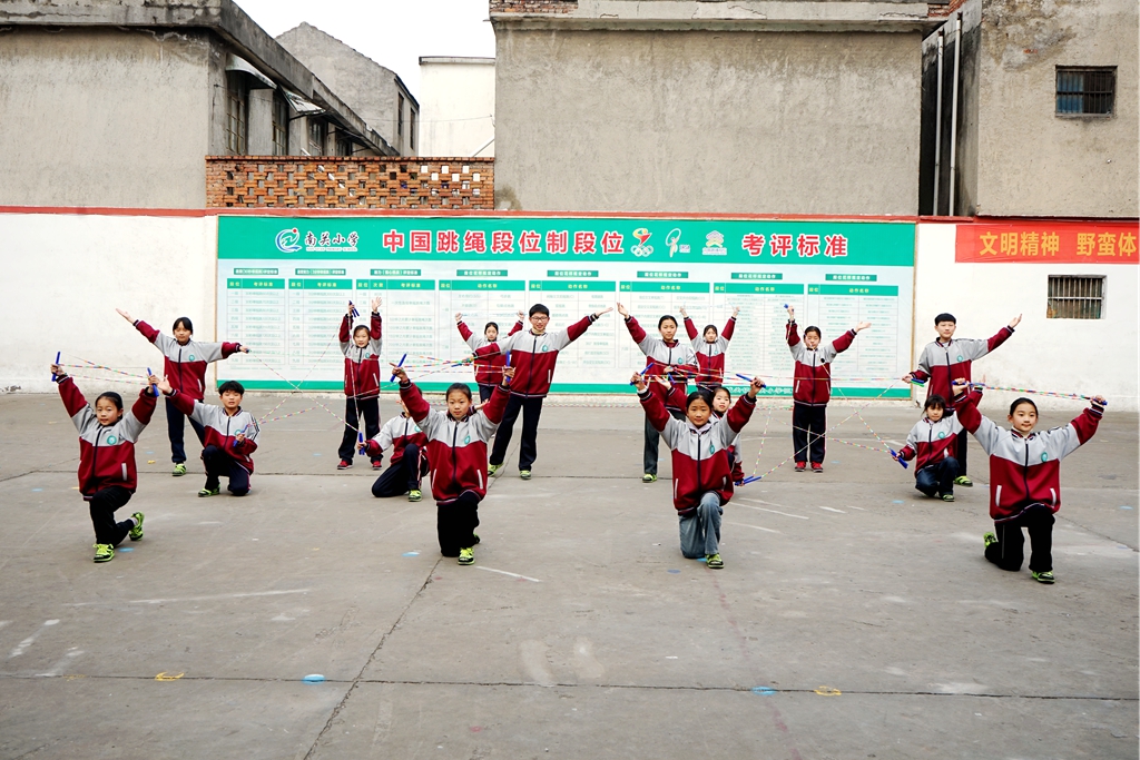 永城市南关小学:一条小跳绳 "跳"出大世界-大象网