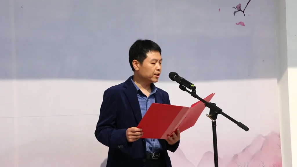 演集街道党工委书记吴杰首先上台致辞,向各位领导,嘉宾表示热烈的欢迎