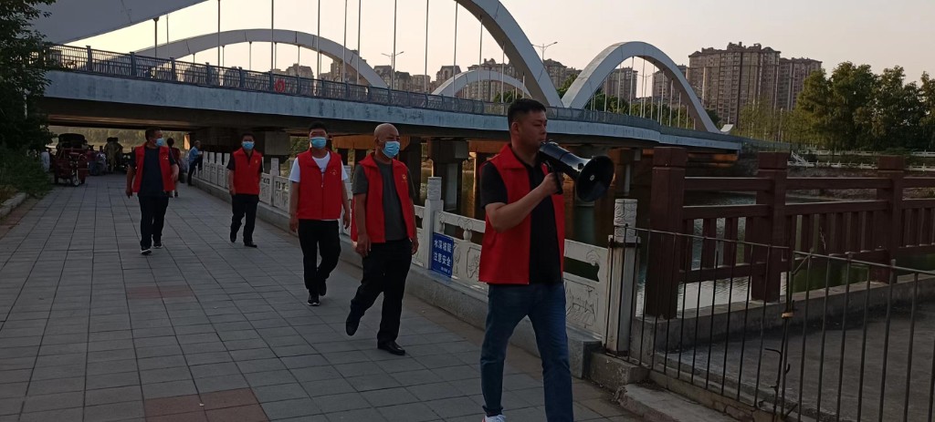 颍川街道寨子社区干部刘超带领工作人员沿着颍河巡逻宣传 王德才 摄.jpg