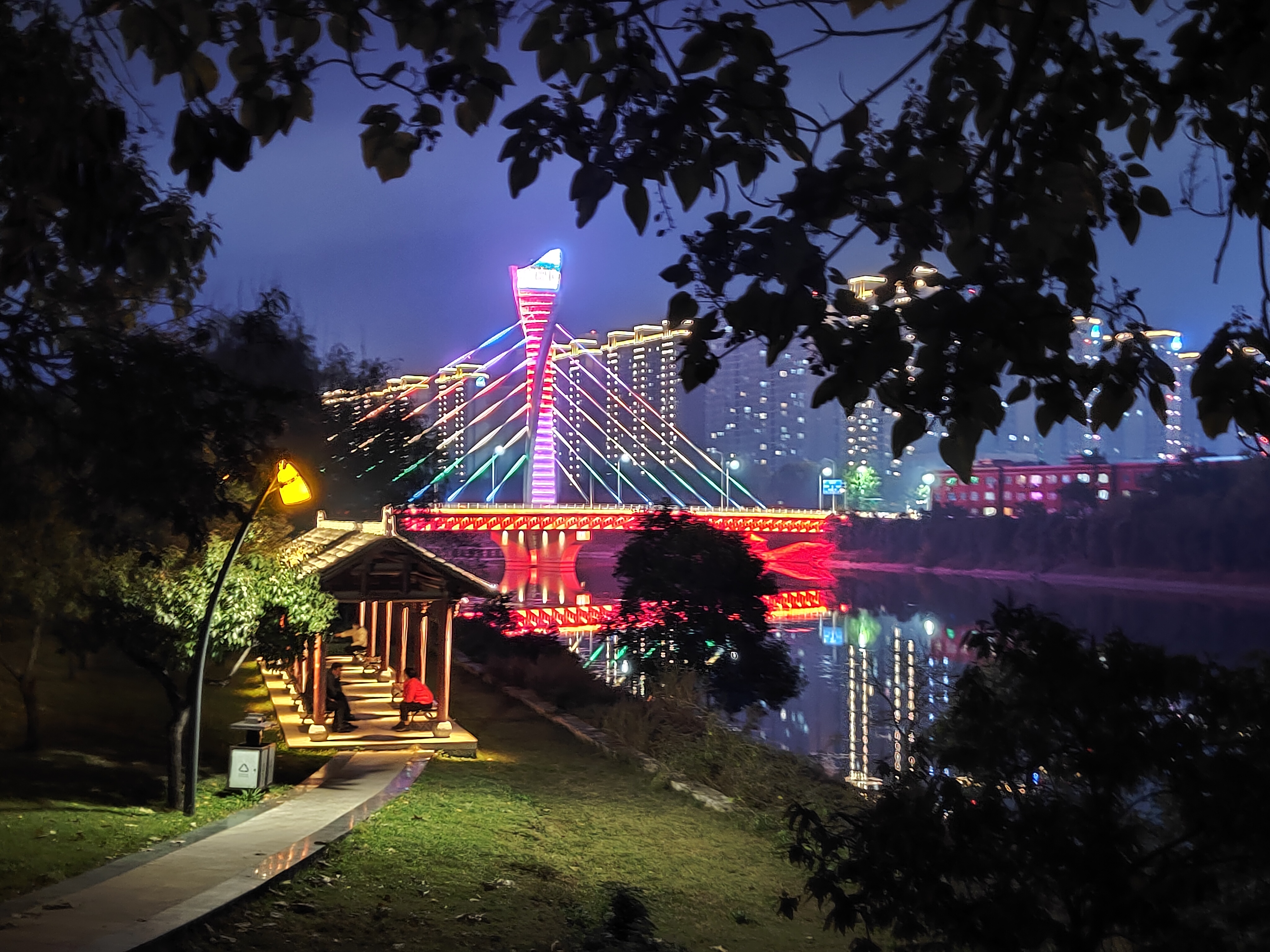 城市的夜色月景图片图片