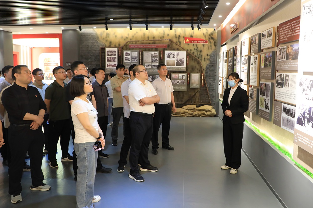 许昌龙岗发电公司：党员教育培训在“焦桐”下开班 (2) - 副本.JPG