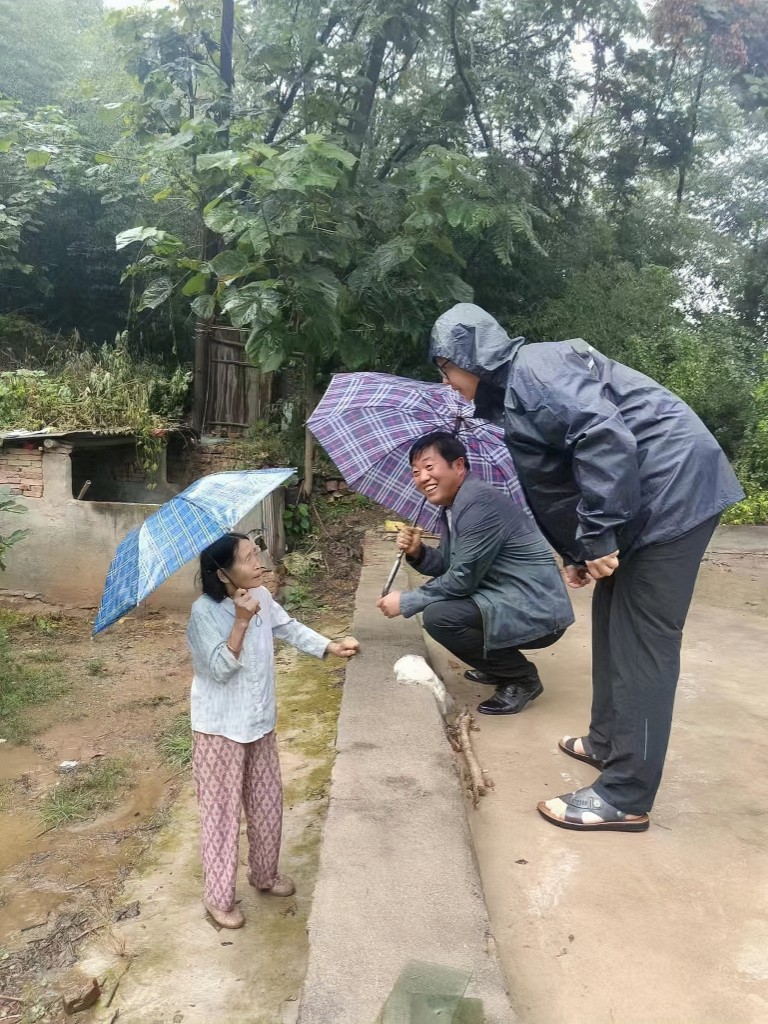 苌庄镇党委委员、武装部长马骞看望龙潭河沿岸群众..jpg