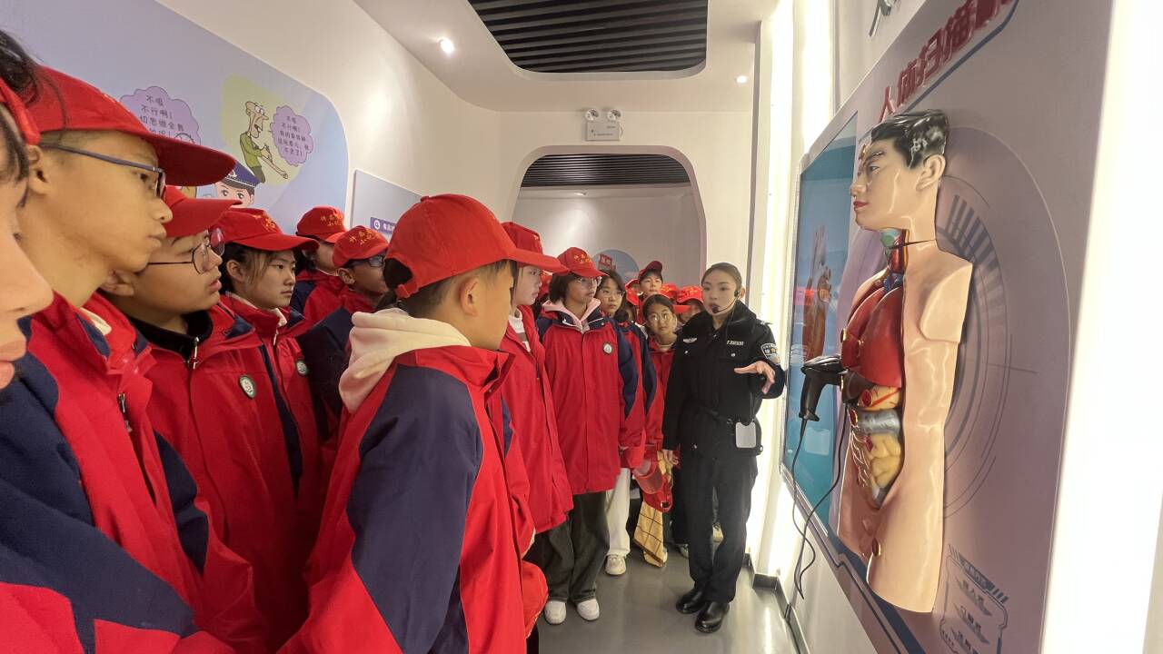 拒绝毒品从我做起禹州市实验学校师生代表到禁毒教育基地参观学习