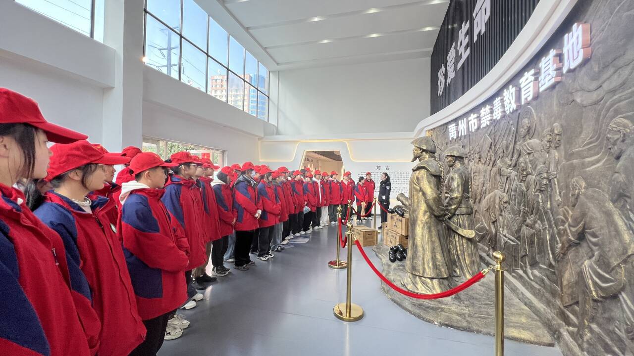 拒绝毒品从我做起禹州市实验学校师生代表到禁毒教育基地参观学习