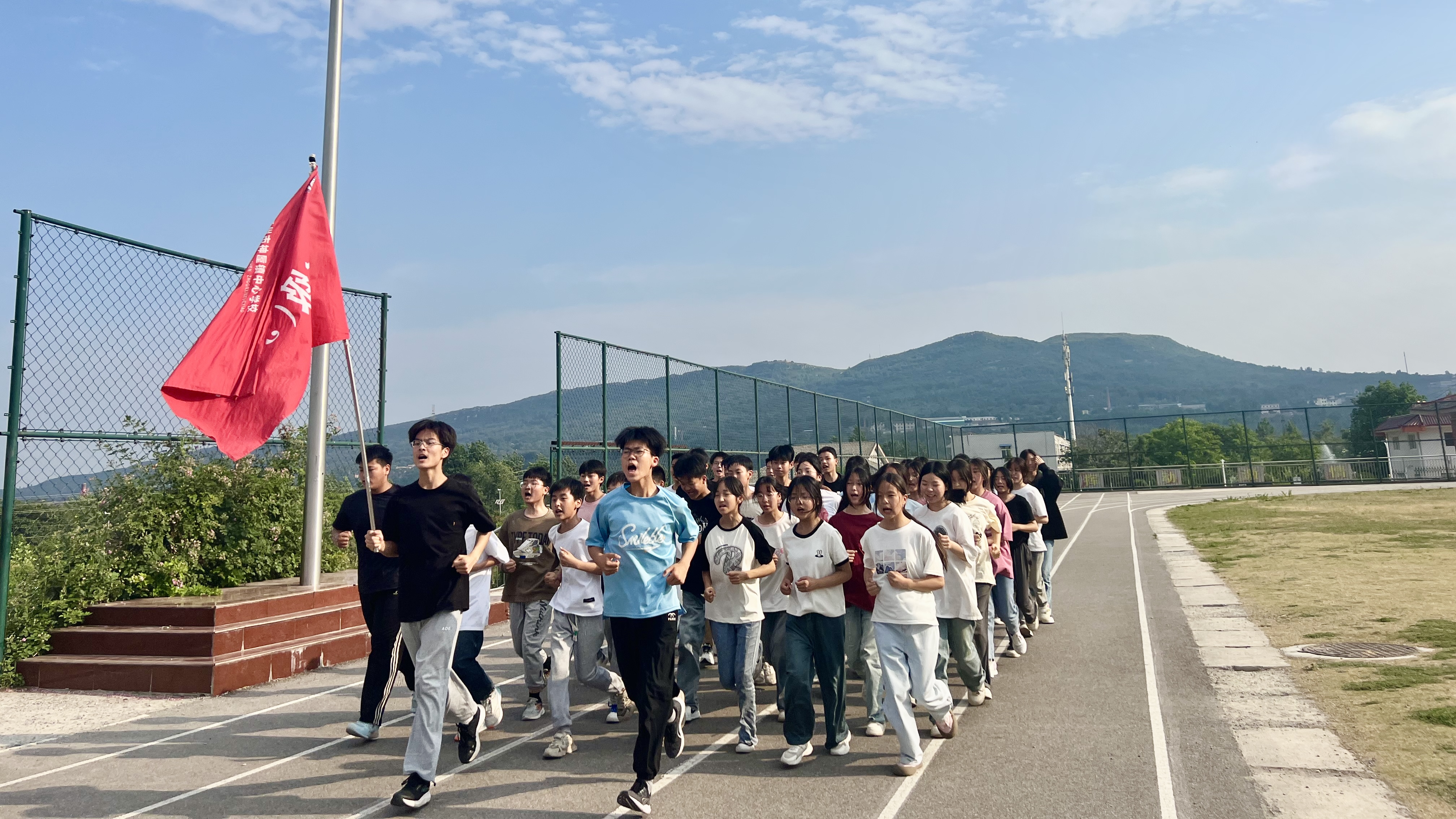 各学校通过举行运动会,体育节,跑操比赛等方式积极弘扬体育的育人功能
