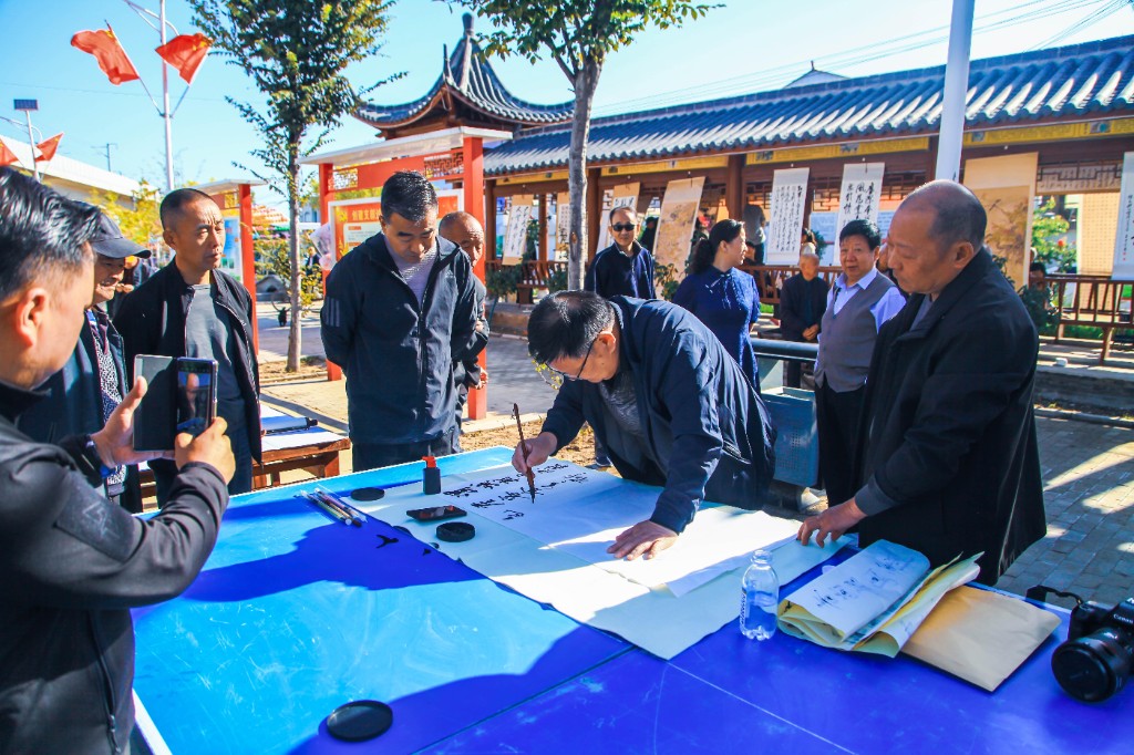 王中全年轻时当过兵,干过村支书,退下来后自学成才成为有名的乡土书法