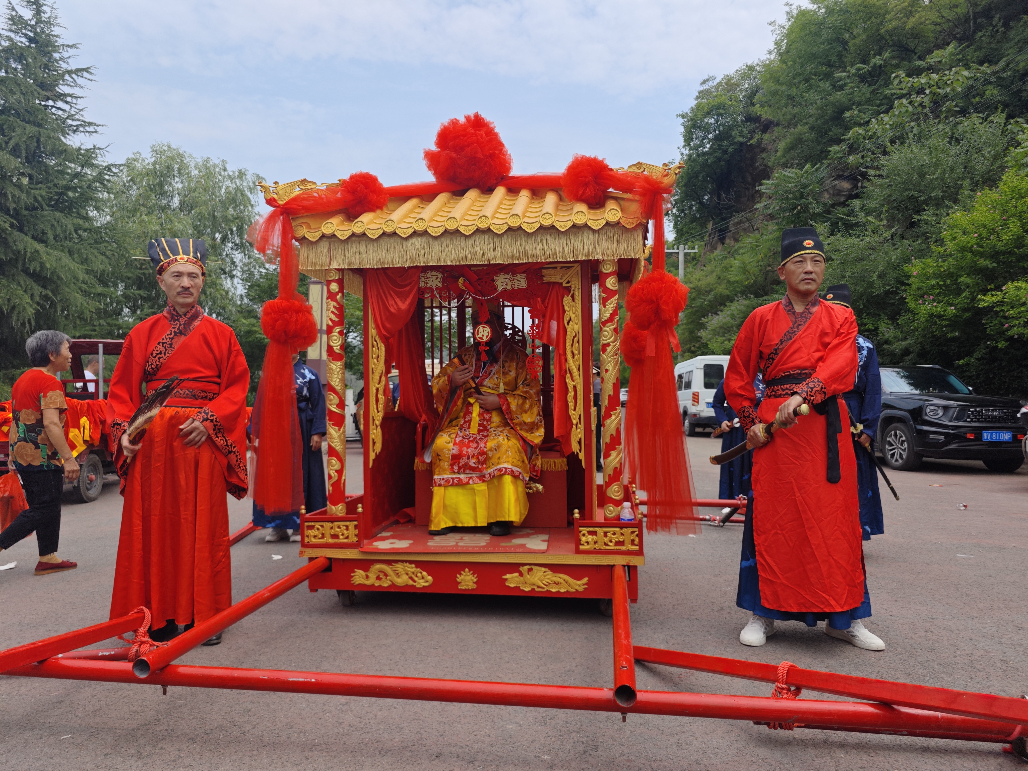 开场是十六人抬大花轿,那场面,让你穿越回了古代迎亲现场,你就是那最