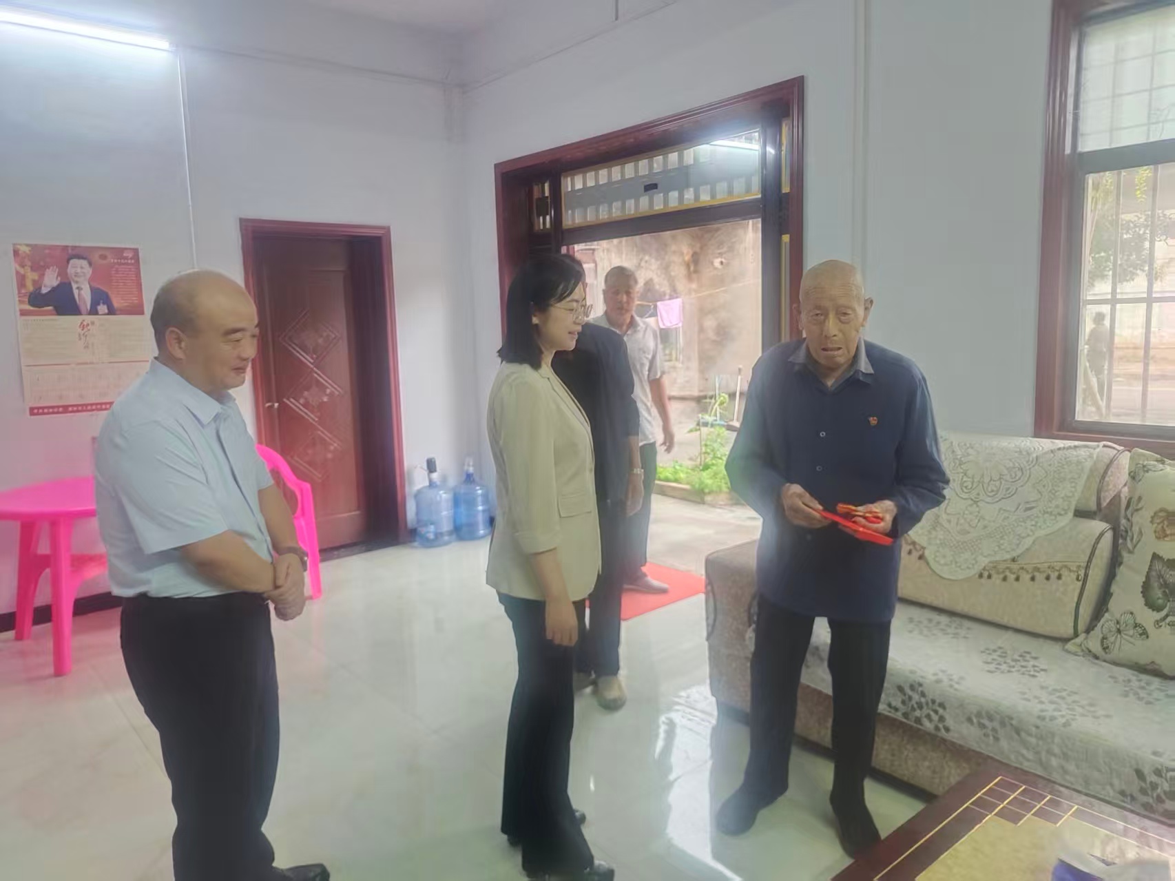 书记镇长慰问建国前党员.jpg